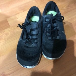 Black nike tennis shoes